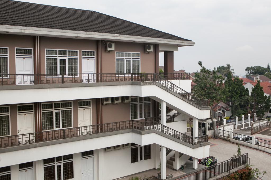 Reddoorz Plus Near Sukajadi 2 Bandung Dış mekan fotoğraf